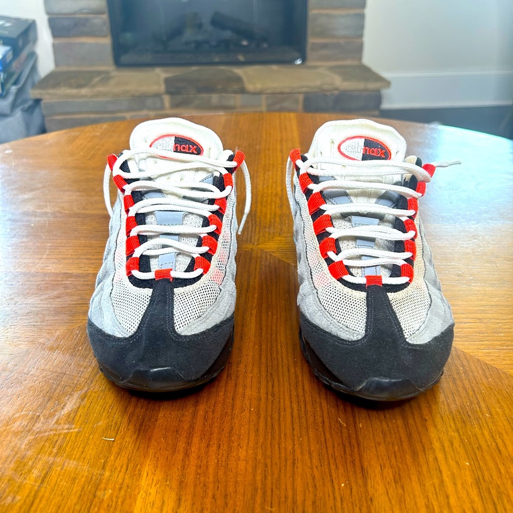 Nike Air Max 95’ ‘Solar Red’
- Condition: Used 7/10
- Size: 7.5